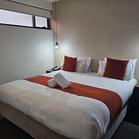 알티튜드 온 몬트빌 호텔 외부 사진 A bedroom at the hotel