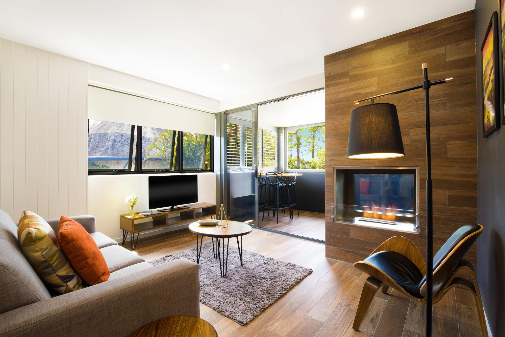 알티튜드 온 몬트빌 호텔 외부 사진 A living room with a fireplace
