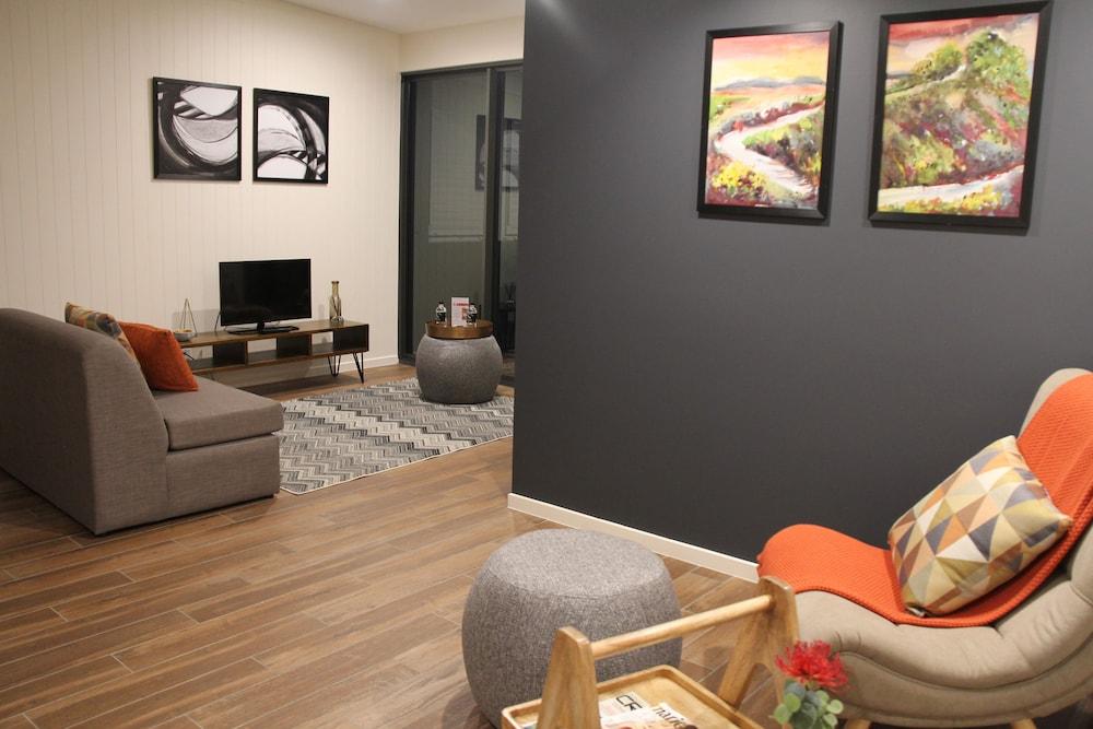 알티튜드 온 몬트빌 호텔 외부 사진 A staged living room