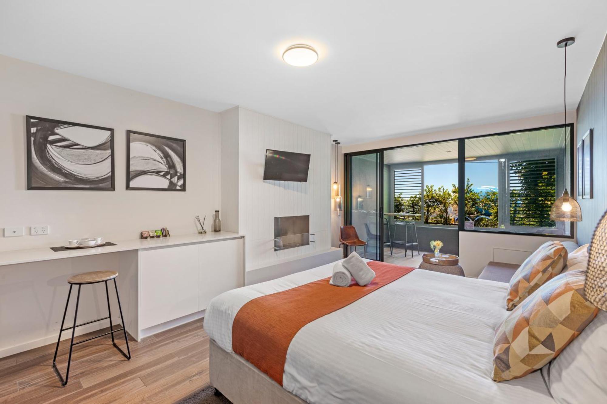 알티튜드 온 몬트빌 호텔 외부 사진 A bedroom at the Mantra on Lake