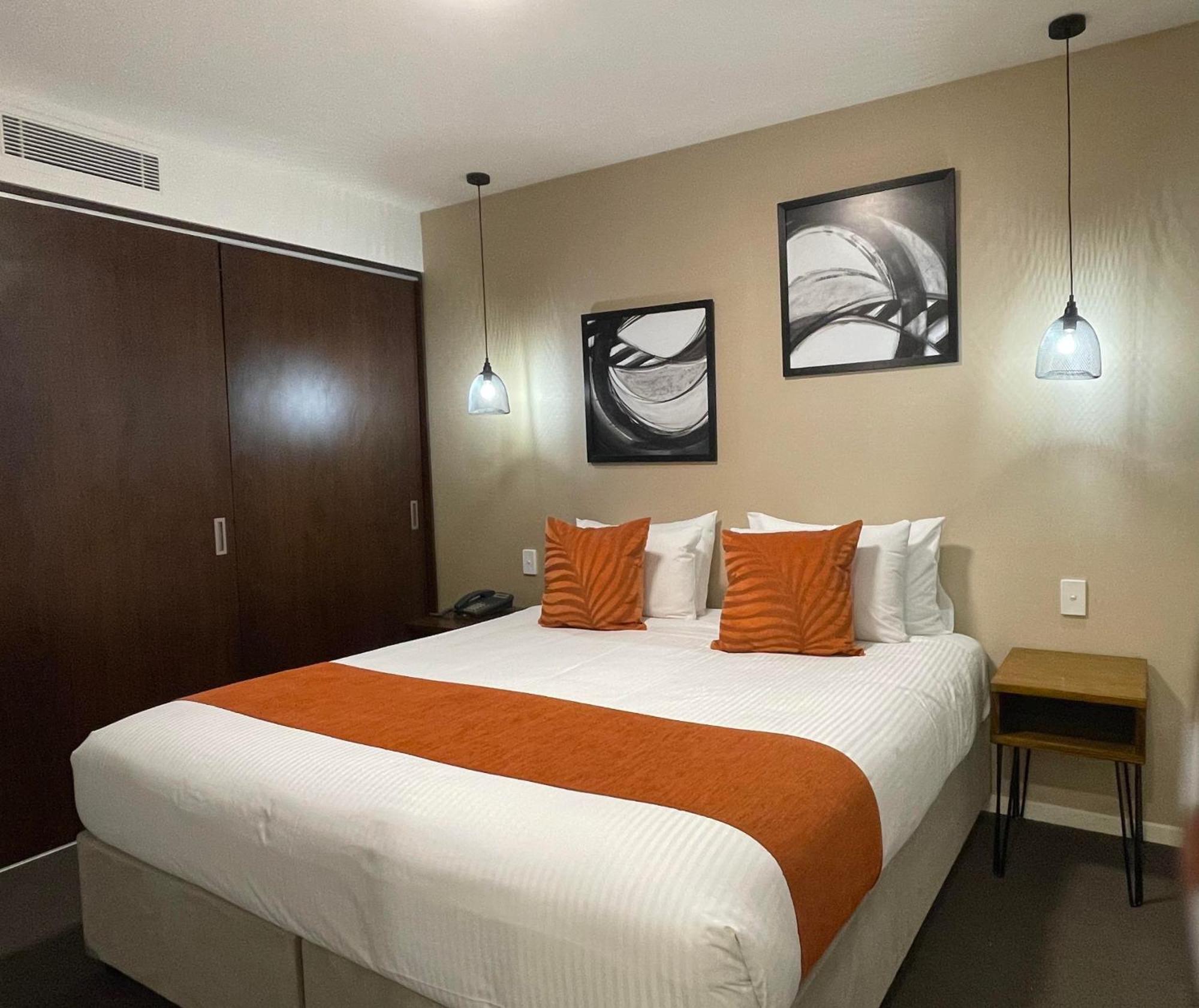 알티튜드 온 몬트빌 호텔 객실 사진 A bedroom at the hotel