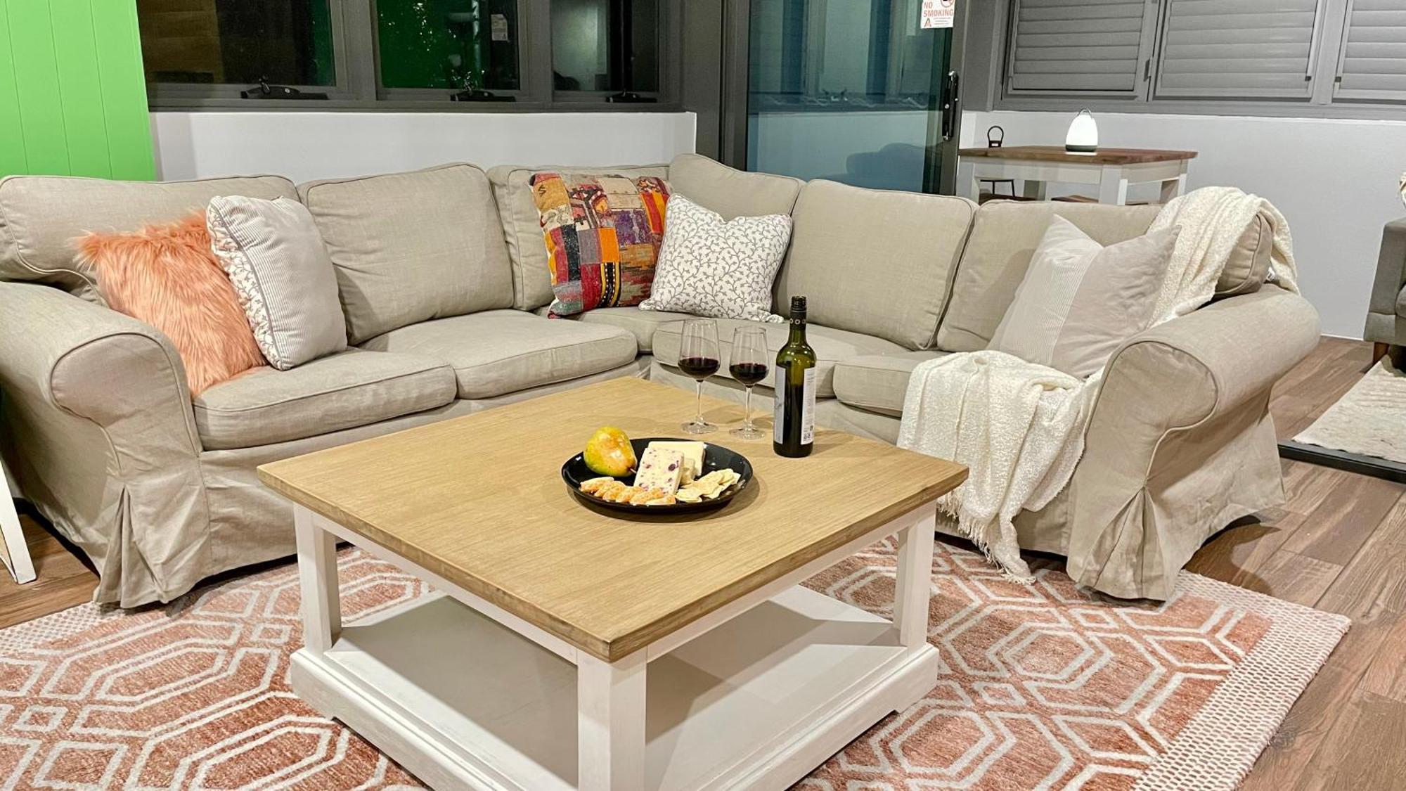 알티튜드 온 몬트빌 호텔 객실 사진 A coffee table in a living room
