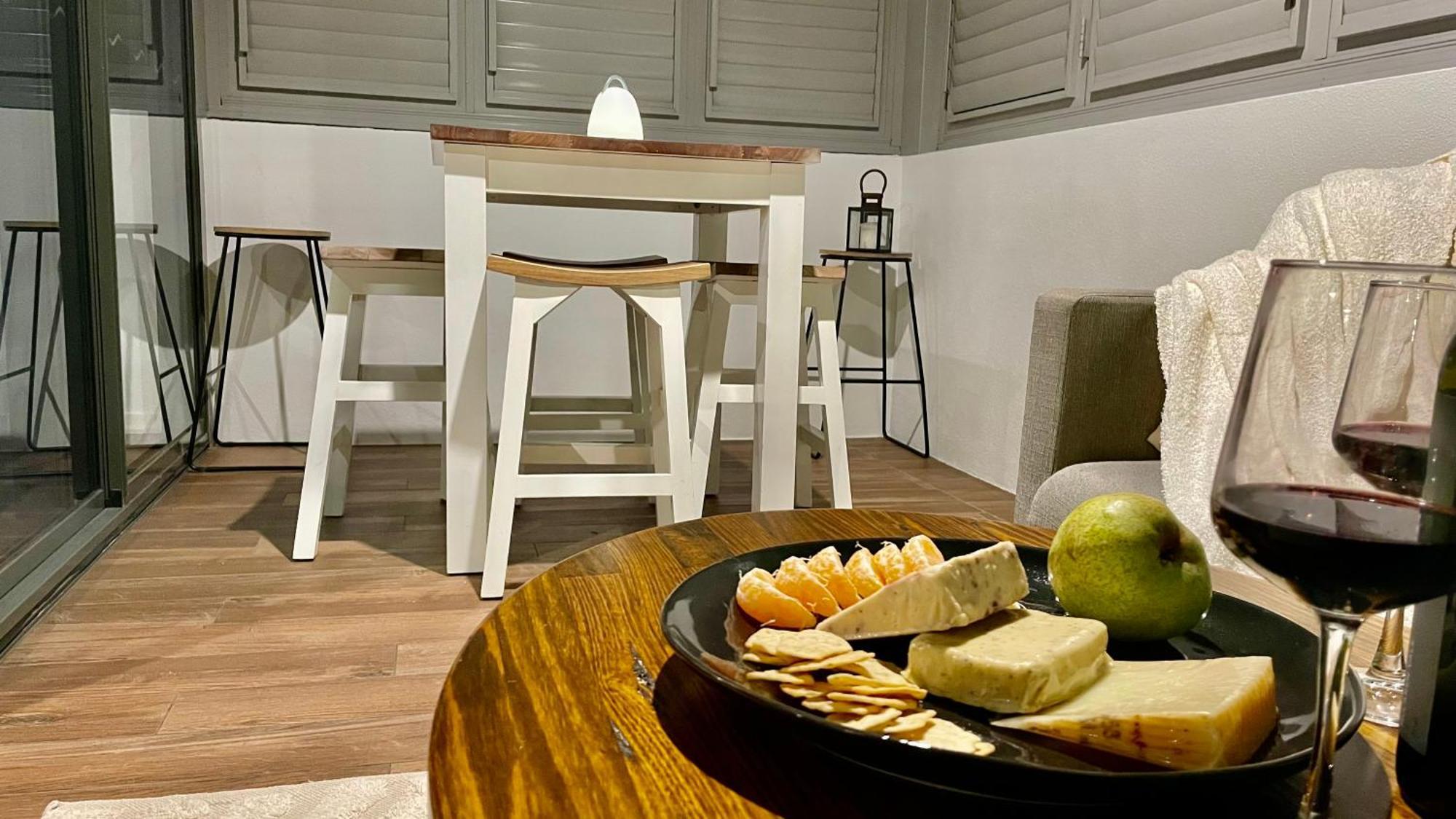 알티튜드 온 몬트빌 호텔 객실 사진 A kitchen with a breakfast bar
