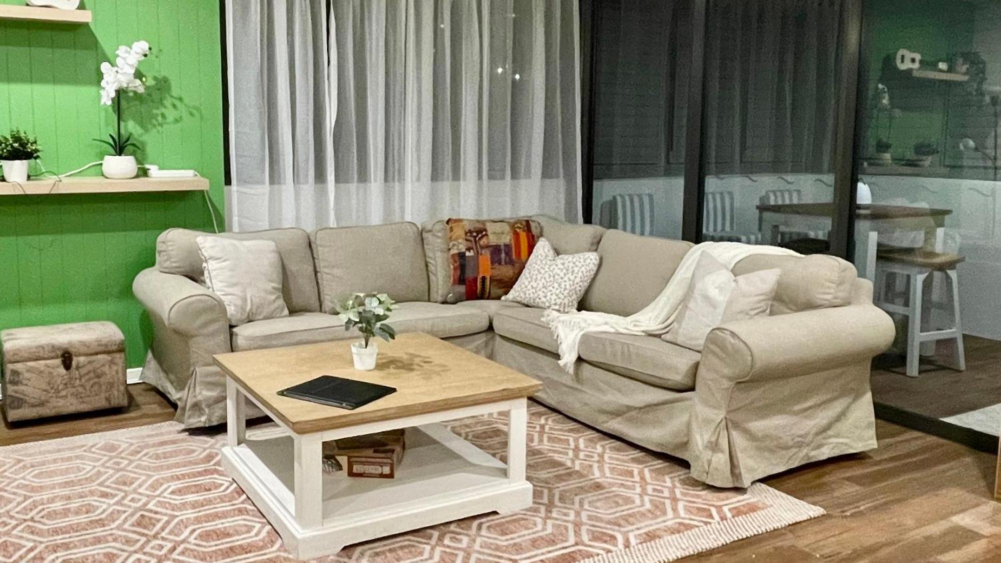 알티튜드 온 몬트빌 호텔 객실 사진 A living room with a sofa and a coffee table