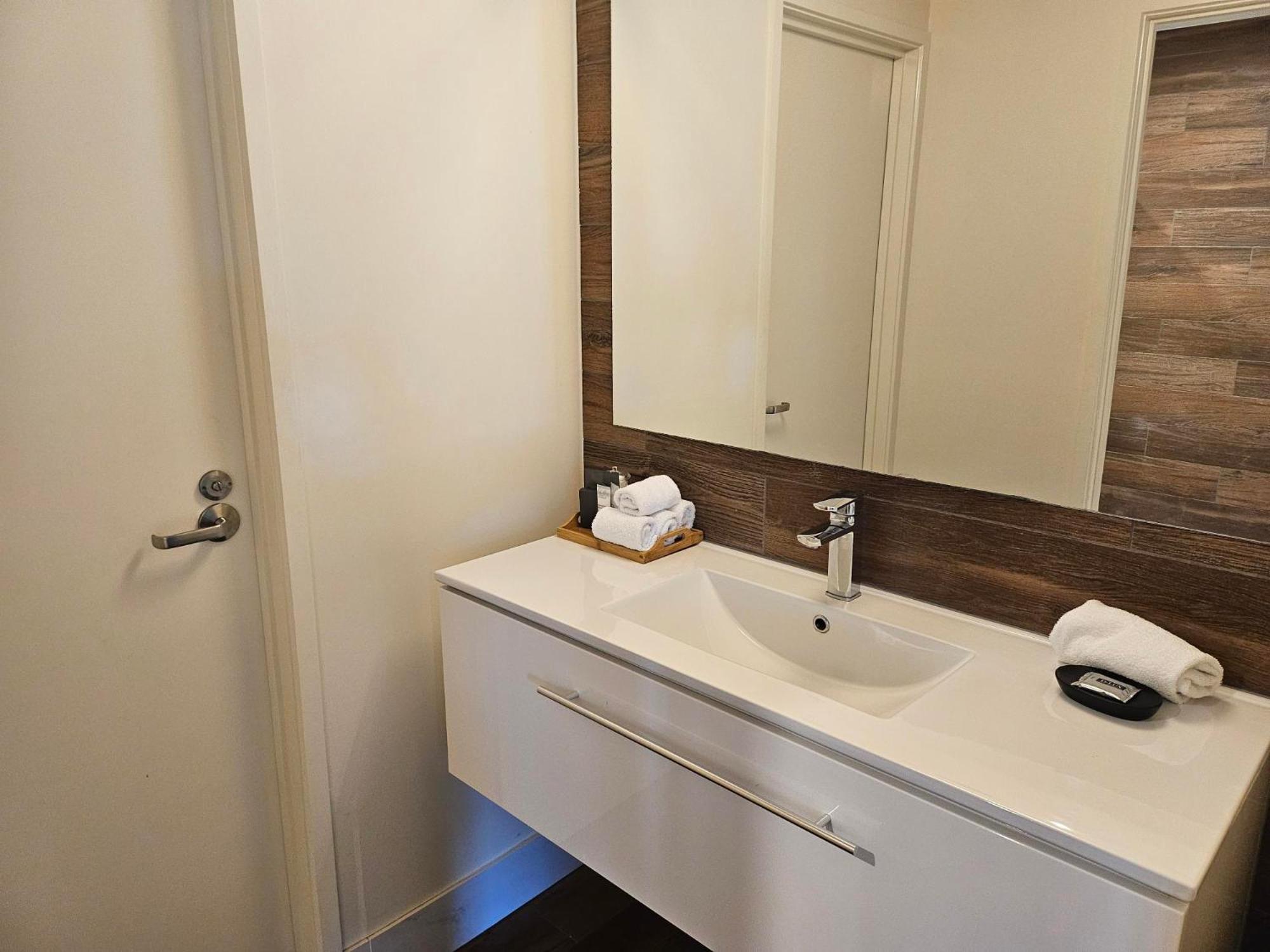 알티튜드 온 몬트빌 호텔 외부 사진 Bathroom
