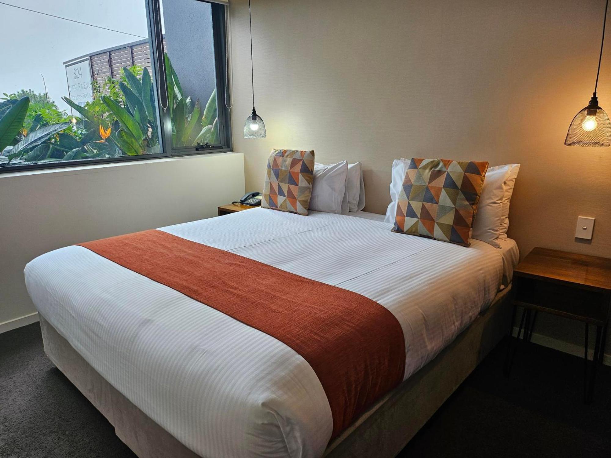 알티튜드 온 몬트빌 호텔 객실 사진 A bed with a bed runner