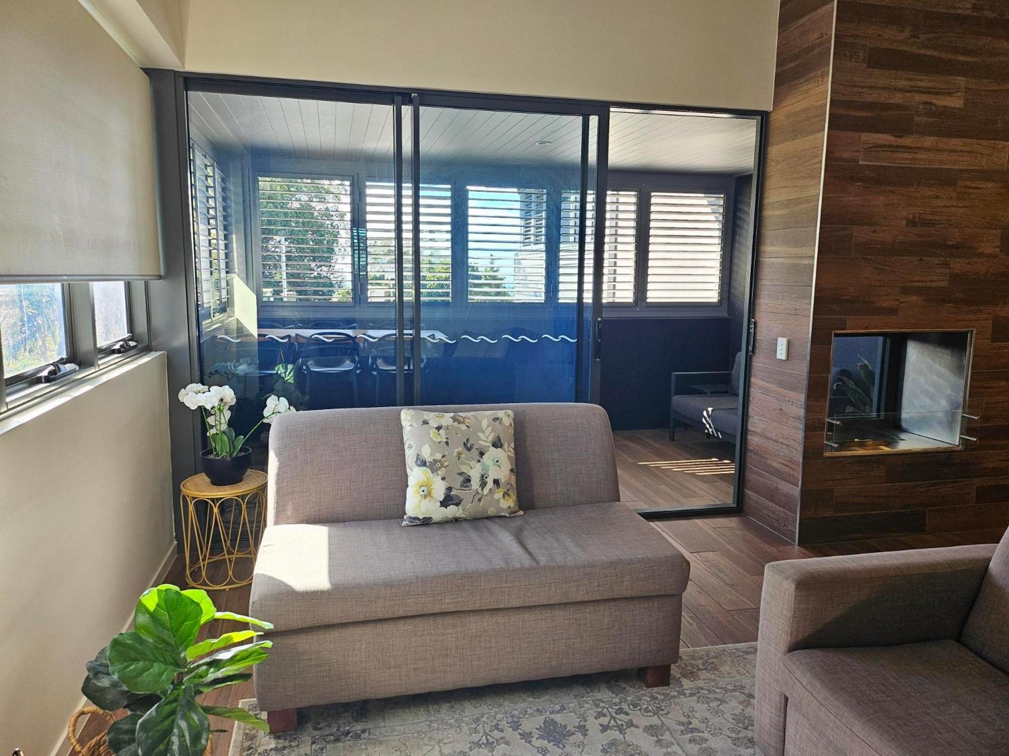 알티튜드 온 몬트빌 호텔 객실 사진 A living room with a sofa